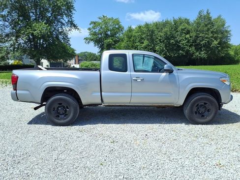 Used 2018 Toyota Tacoma SR w/ SR Convenience Package AWD/4WD image 12