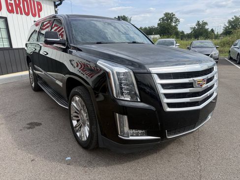 Used 2017 Cadillac Escalade ESV Luxury RWD image 4