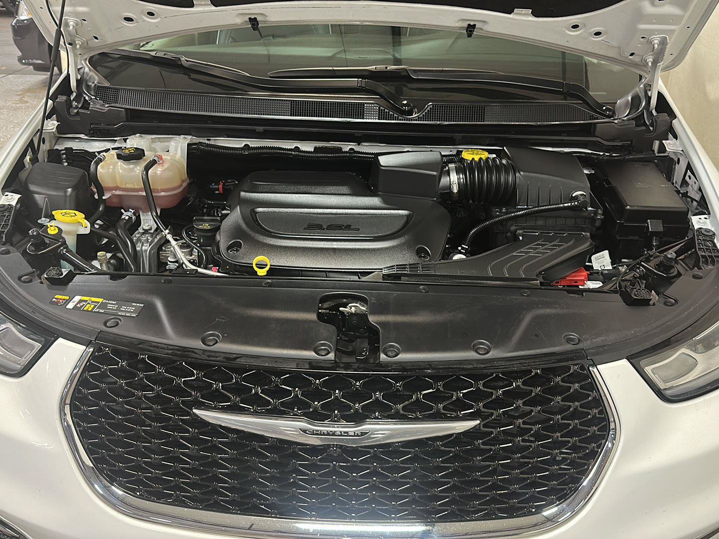 Certified 2023 Chrysler Pacifica Limited FWD image 13