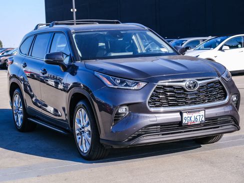 Used 2023 Toyota Highlander Limited FWD image 3