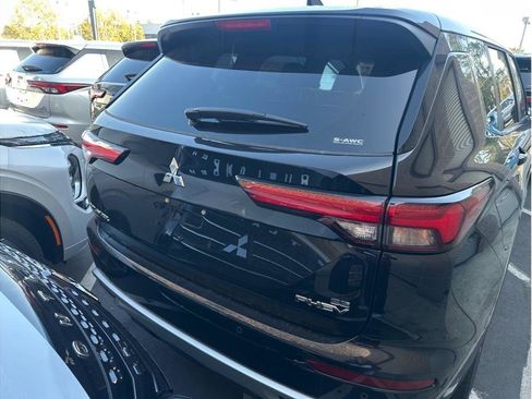 Used 2025 Mitsubishi Outlander 4WD Plug-In Hybrid image 3