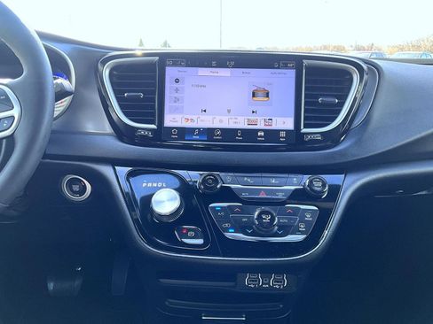 Used 2025 Chrysler Pacifica Select image 14
