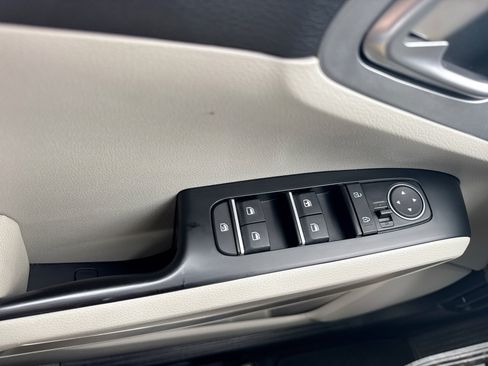 Used 2025 Kia Soul LX w/ LX Technology Package FWD image 22
