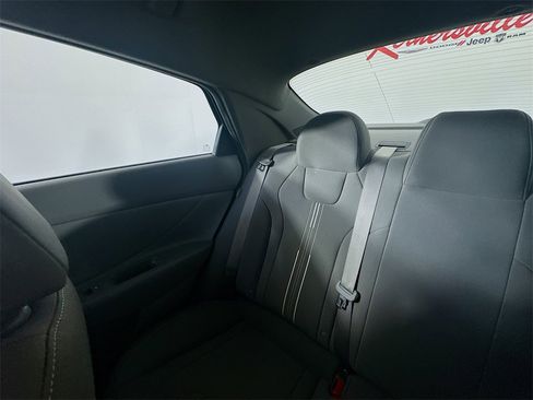 Used 2024 Hyundai Elantra SEL image 12