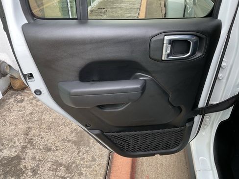 Used 2022 Jeep Gladiator Sport image 18