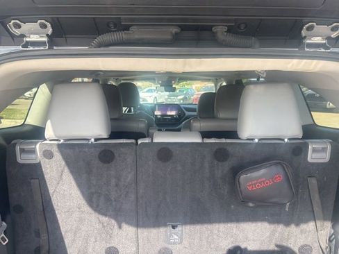 Used 2023 Toyota Highlander Limited image 8