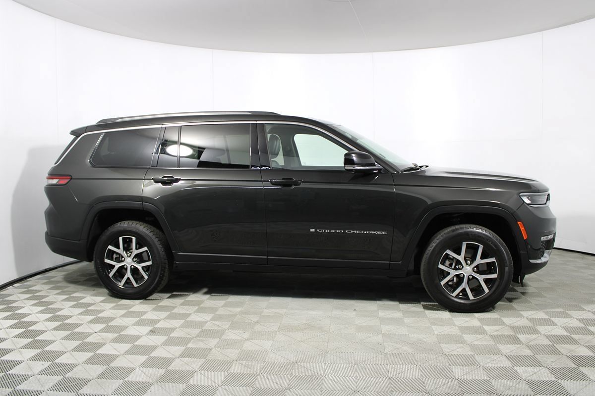 Used 2023 Jeep Grand Cherokee L Limited w/ Luxury Tech Group II RWD image 40