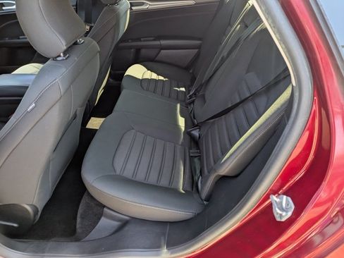 Used 2018 Ford Fusion SE w/ Fusion SE Technology Package FWD image 16