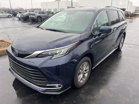 Certified 2024 Toyota Sienna XLE image 1