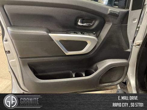 Used 2018 Nissan Titan PRO-4X w/ Pro-4x Convenience Package AWD/4WD image 11