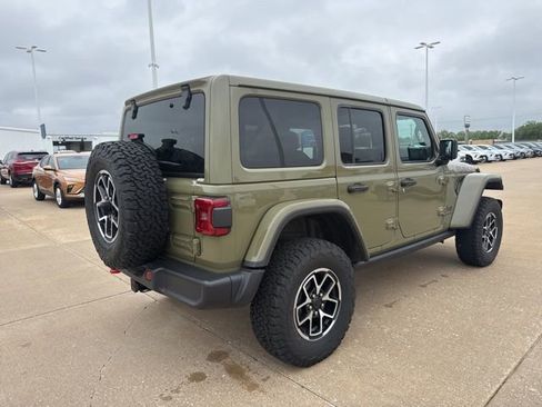 Used 2025 Jeep Wrangler Unlimited Rubicon w/ Convenience Group AWD/4WD image 3