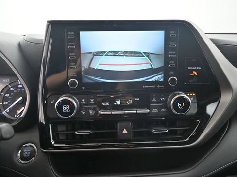 Used 2022 Toyota Highlander XLE AWD/4WD image 10