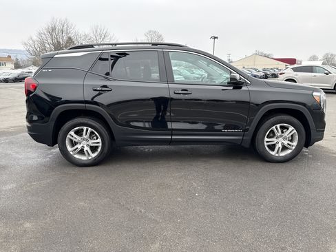 Used 2022 GMC Terrain SLE w/ Driver Convenience Package image 2