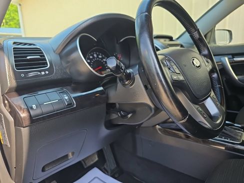 Used 2014 Kia Sorento LX FWD image 14