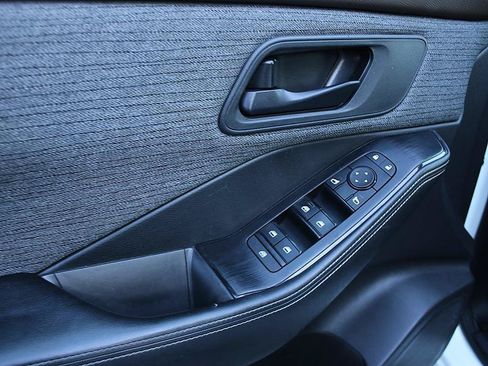 Used 2022 Nissan Rogue S FWD image 11