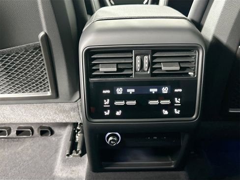 Certified 2025 Porsche Cayenne Coupe image 39