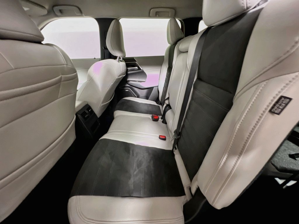 Used 2025 Mitsubishi Outlander SE FWD image 25