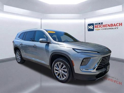 Used 2025 Buick Enclave Preferred FWD image 2