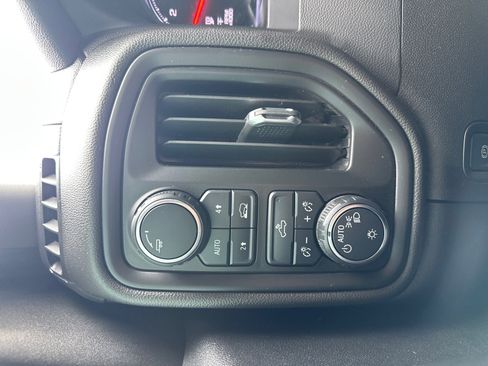 Used 2024 Chevrolet Silverado 1500 Custom image 17