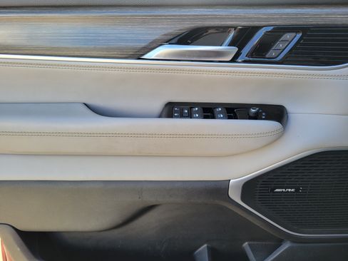 Certified 2023 Jeep Wagoneer Series III w/ Preferred Equipment Group RWD image 12