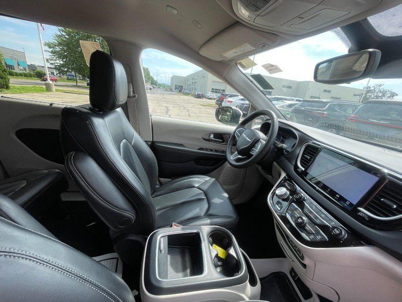 Used 2023 Chrysler Pacifica Touring-L FWD image 5