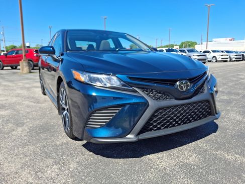 Used 2019 Toyota Camry SE w/ Convenience Package FWD image 3