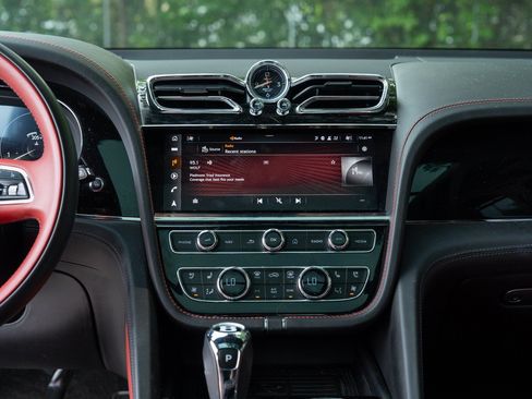 Used 2022 Bentley Bentayga AWD/4WD image 27