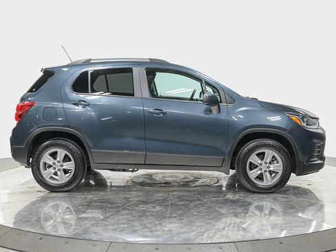 Used 2022 Chevrolet Trax LT w/ LT Convenience Package AWD/4WD image 10