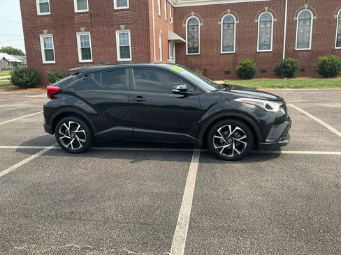 Used 2018 Toyota C-HR XLE FWD image 3