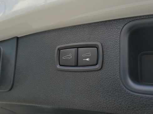 Used 2024 Porsche Macan AWD/4WD image 6
