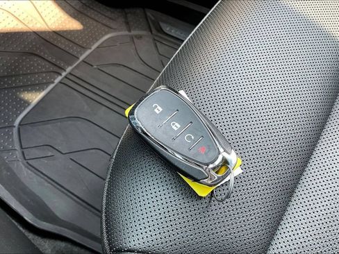 Used 2025 Chevrolet Trax RS FWD image 31
