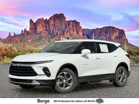 Used 2025 Chevrolet Blazer LT FWD image 1