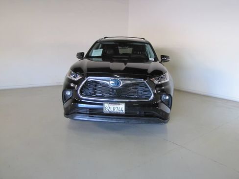Used 2022 Toyota Highlander Limited FWD image 2