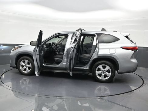 Used 2023 Toyota Highlander LE FWD image 32