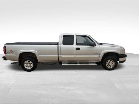 Used 2004 Chevrolet Silverado 2500 LS w/ Heavy-Duty Power Package AWD/4WD image 8