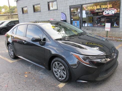 Used 2022 Toyota Corolla LE FWD image 1