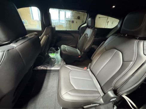 New 2026 Chrysler Pacifica Select image 9
