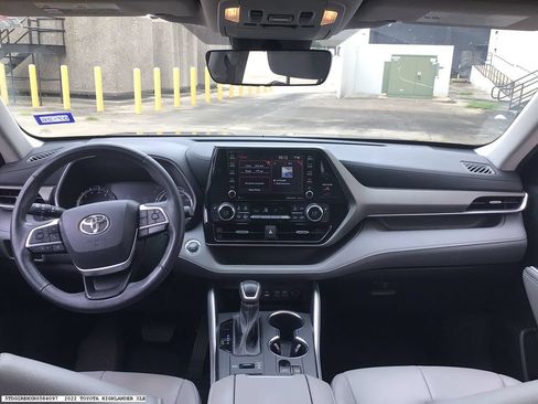 Used 2022 Toyota Highlander XLE AWD/4WD image 12