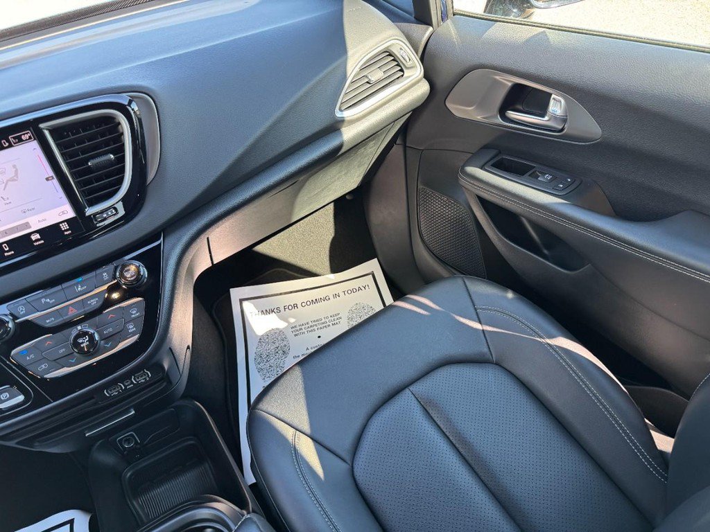 Used 2025 Chrysler Pacifica Select FWD image 18