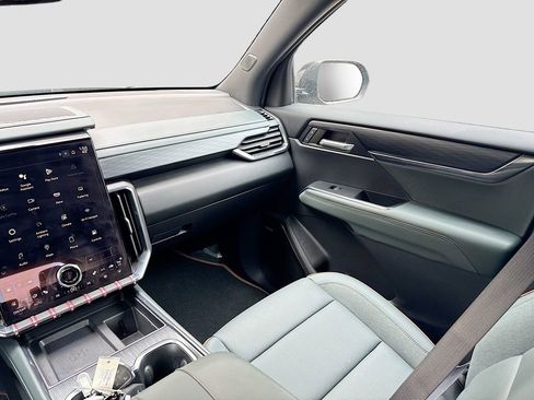 Used 2024 GMC Acadia AT4 w/ Luxury Package image 23