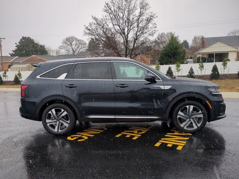 Used 2023 Kia Sorento EX image 3