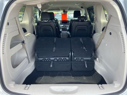 Used 2024 Chrysler Pacifica Touring-L FWD image 6