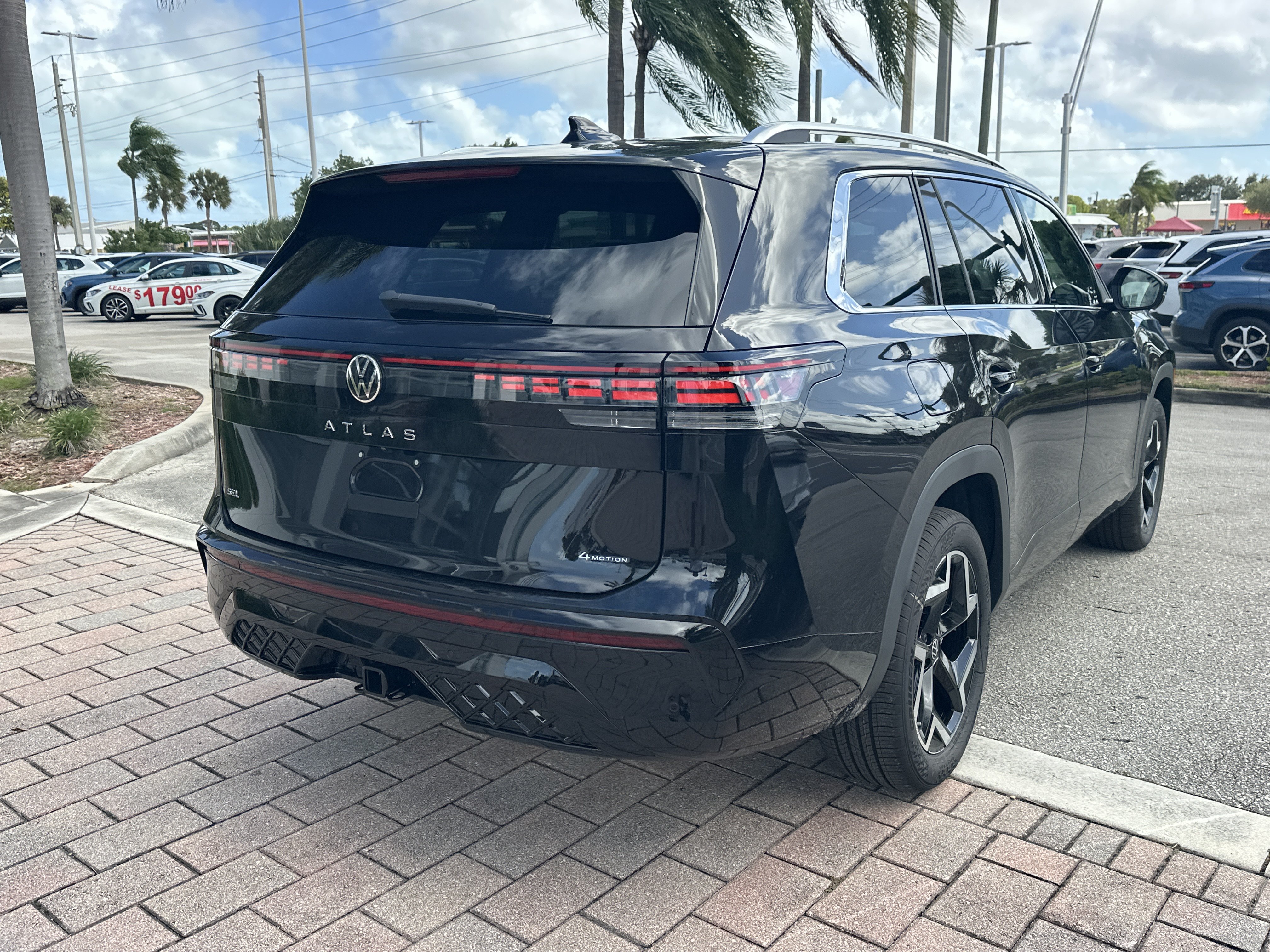 New 2027 Volkswagen Atlas SEL R-Line AWD/4WD image 5