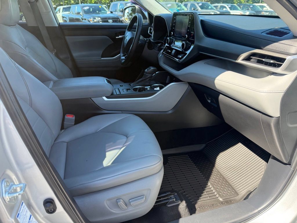 Used 2021 Toyota Highlander XLE AWD/4WD image 24