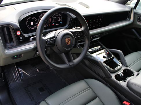 Certified 2025 Porsche Cayenne image 4