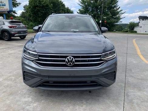 Used 2023 Volkswagen Tiguan SE w/ Panoramic Sunroof Package FWD image 5