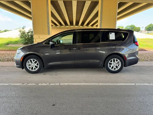 Used 2023 Chrysler Pacifica Touring-L FWD image 6