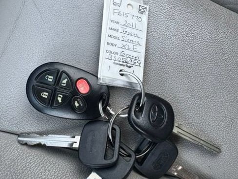 Used 2011 Toyota Sienna XLE w/ Entertainment Pkg FWD image 16