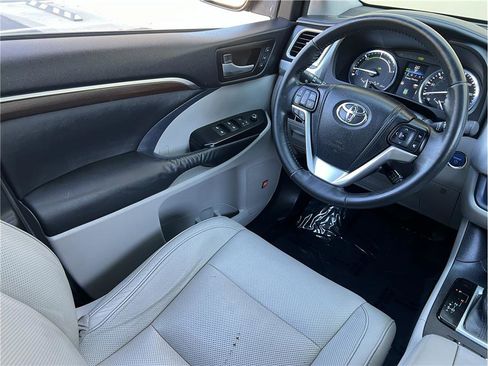 Used 2015 Toyota Highlander Limited image 30