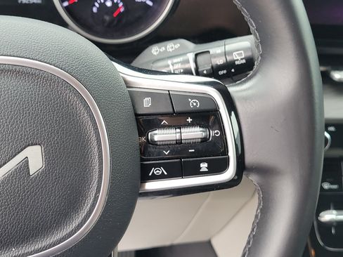 Used 2023 Kia Carnival EX FWD image 23
